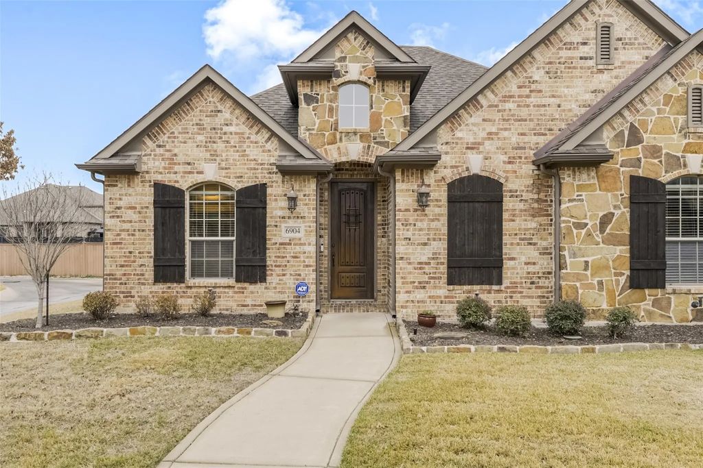 6904 Finch Drive, North Richland Hills