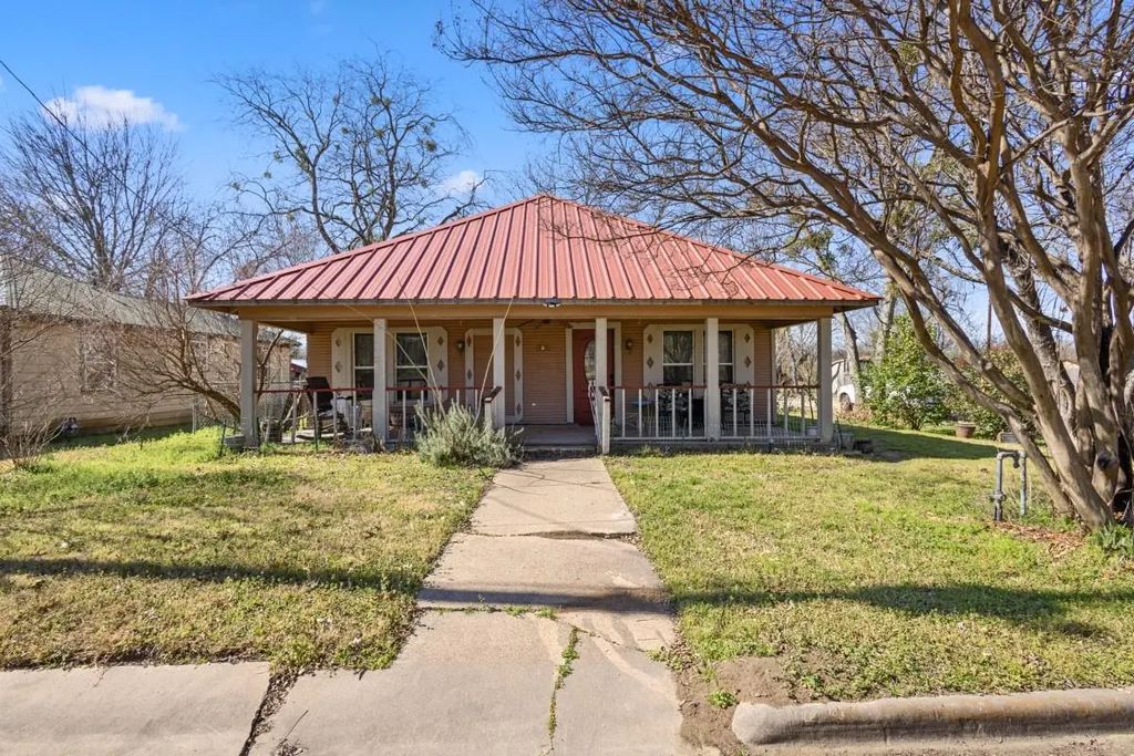 504 S Main Street, Kemp