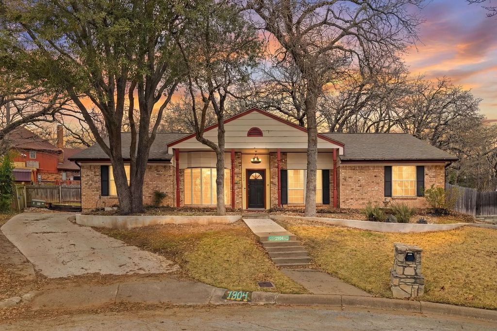 1904 Bay Oaks Court, Fort Worth