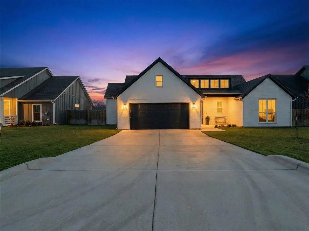 2011 Rattler Way, Tolar