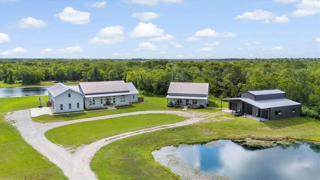 8890 County Road 215, Terrell