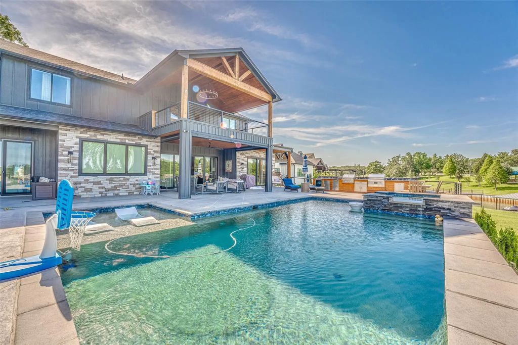 5629 Lakeshore Court, Log Cabin