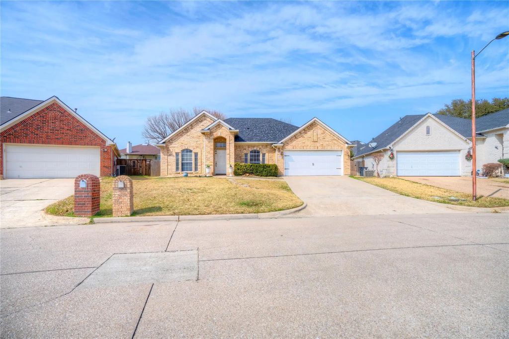 1107 Deer Valley Lane, Arlington