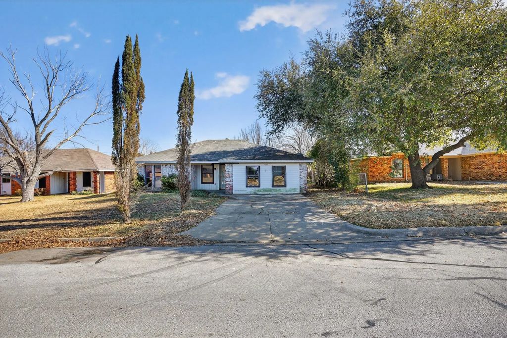 821 Nicole Drive, Burleson