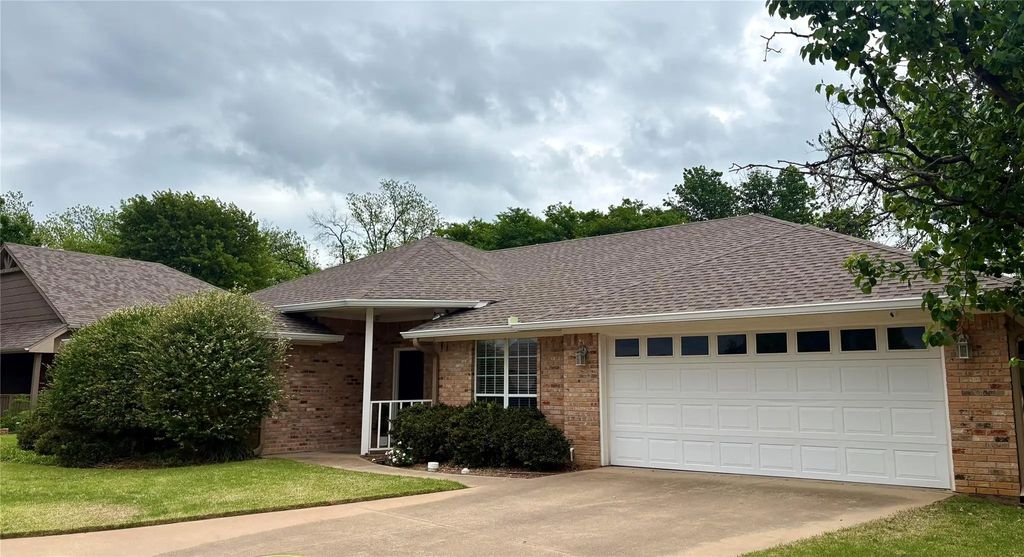 1016 Dawn Court, Granbury
