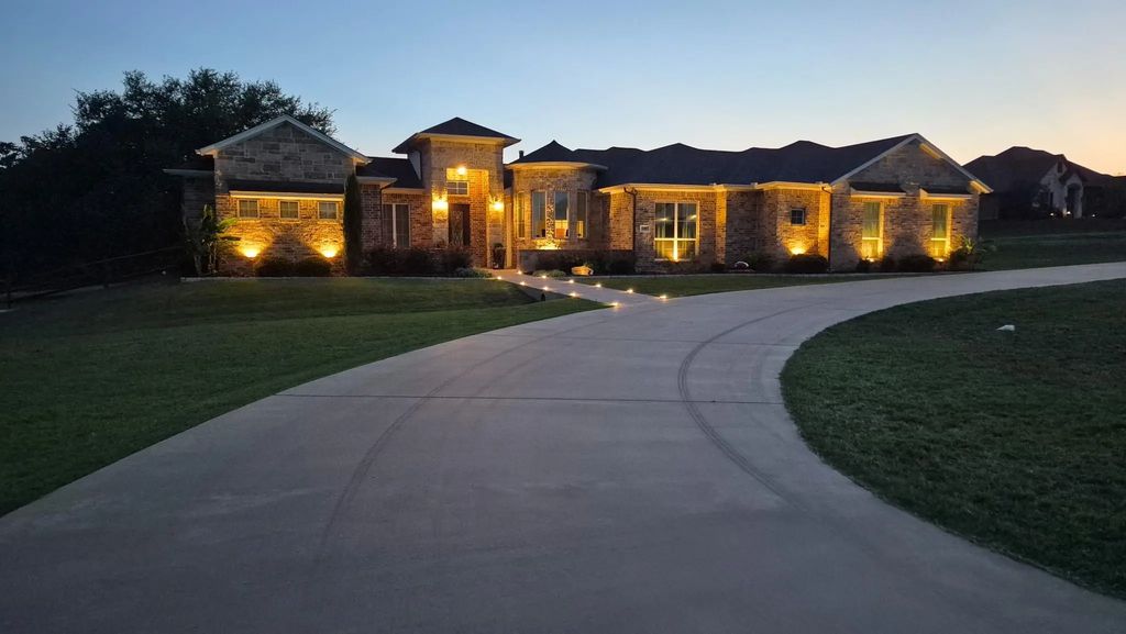 100 Maverick Court, Granbury