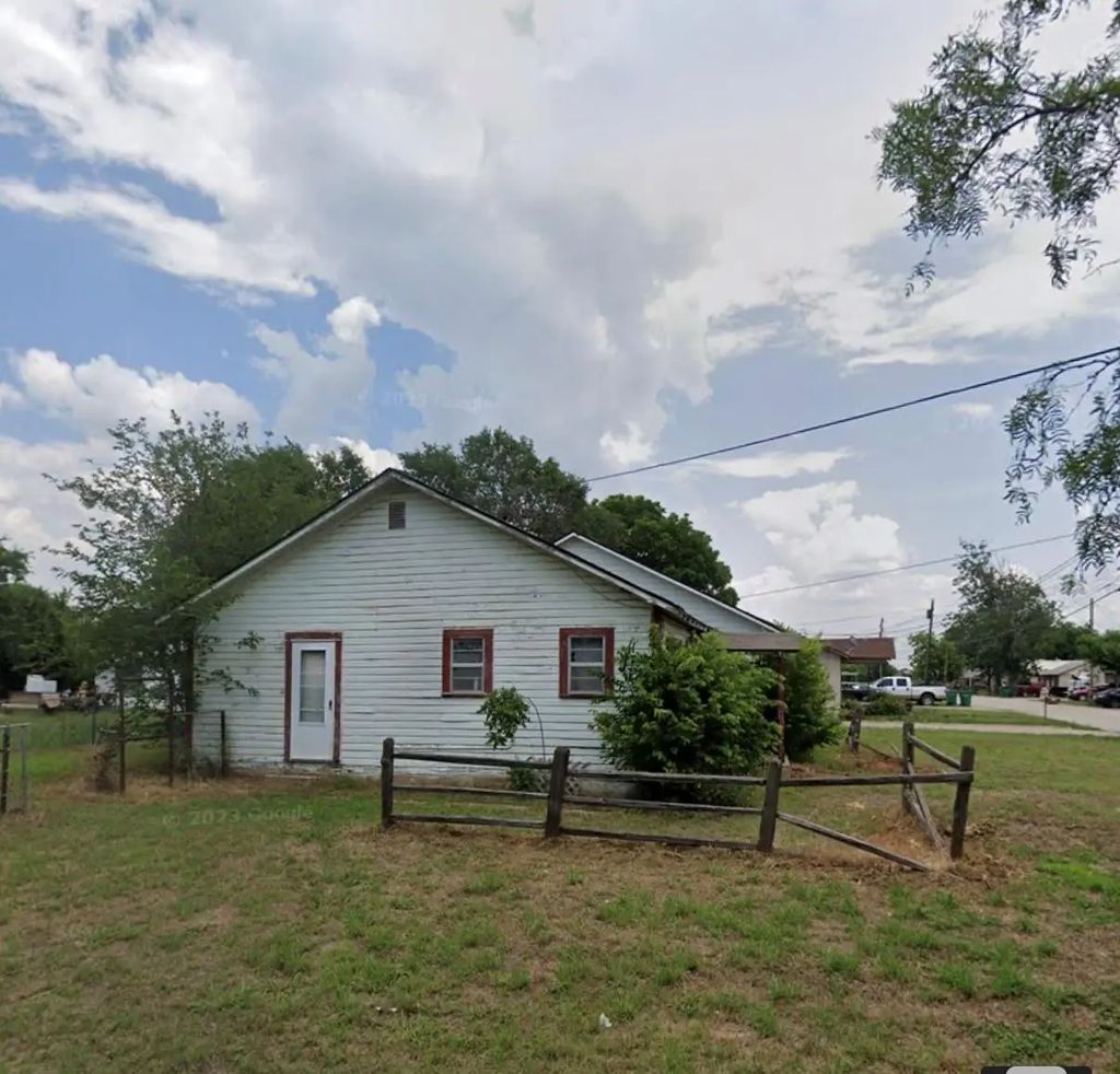 250 W Thompson Street, Jacksboro