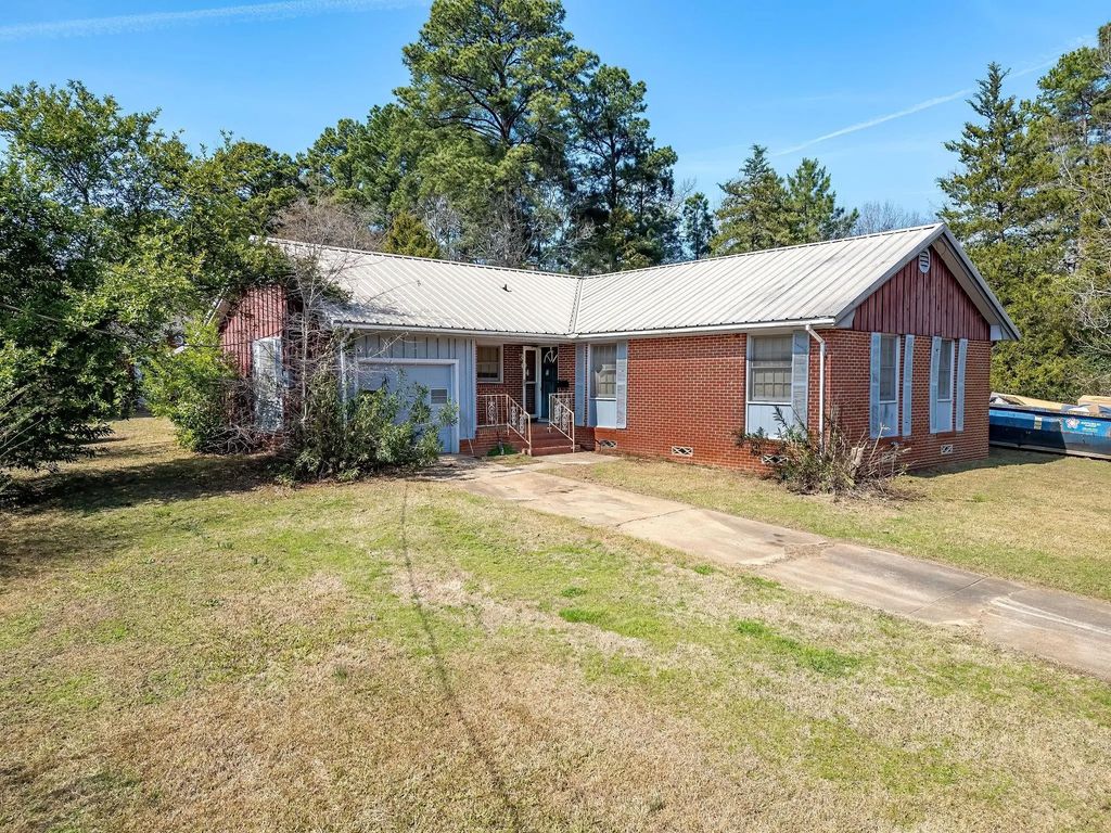 304 Hillcrest Boulevard, Daingerfield