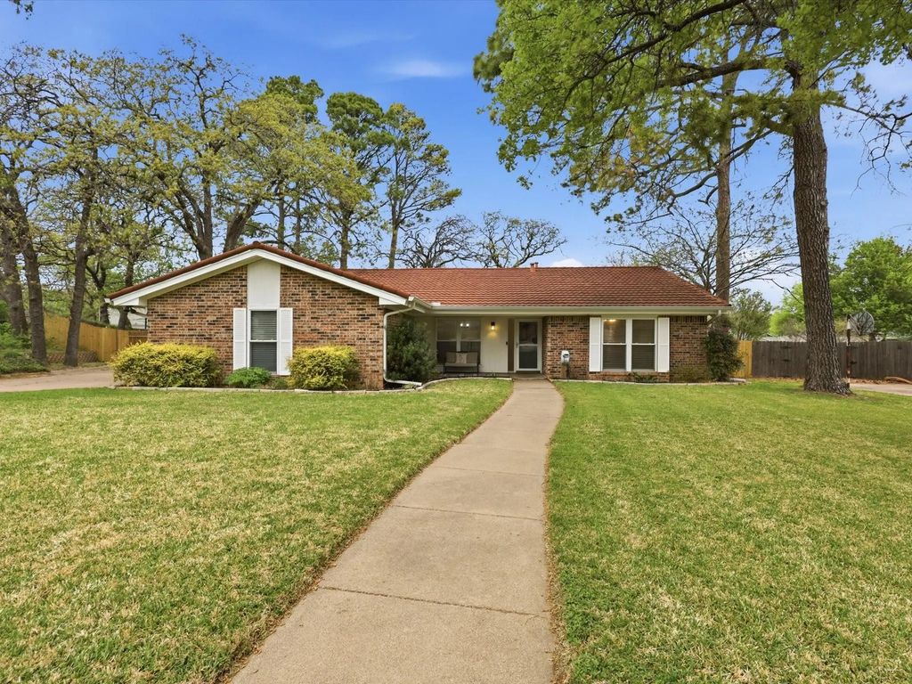 209 Valley View Court, Azle