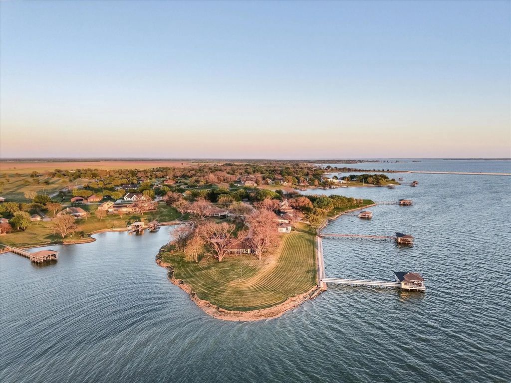 417 Pecan Point Drive, Kerens