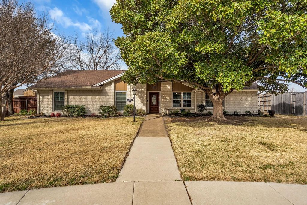 2521 Canterbury Court, Carrollton