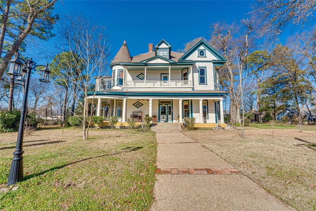123 N Line Street, Mineola