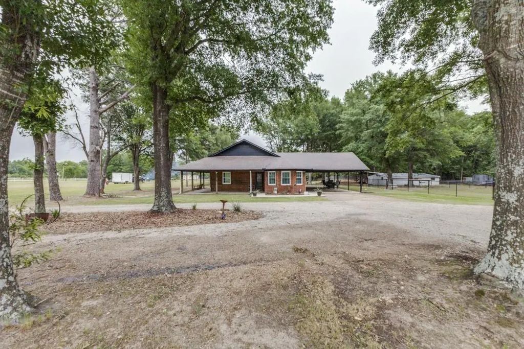 10825 Estate Lane, Terrell