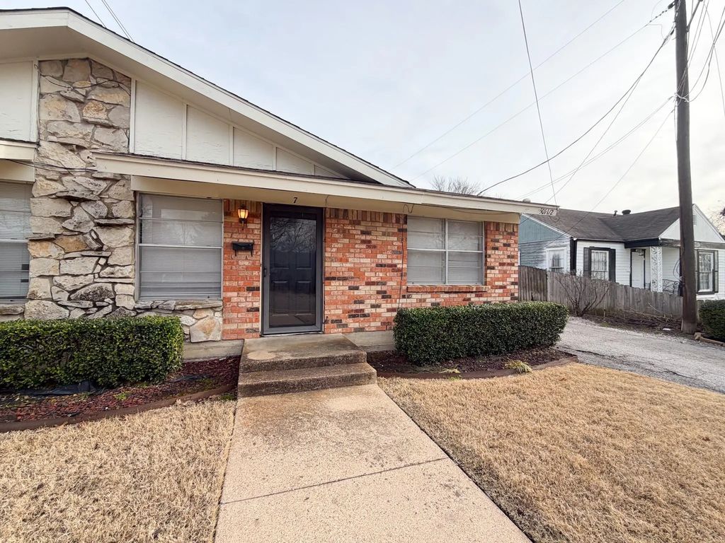 902 Biloxi Drive, Ennis