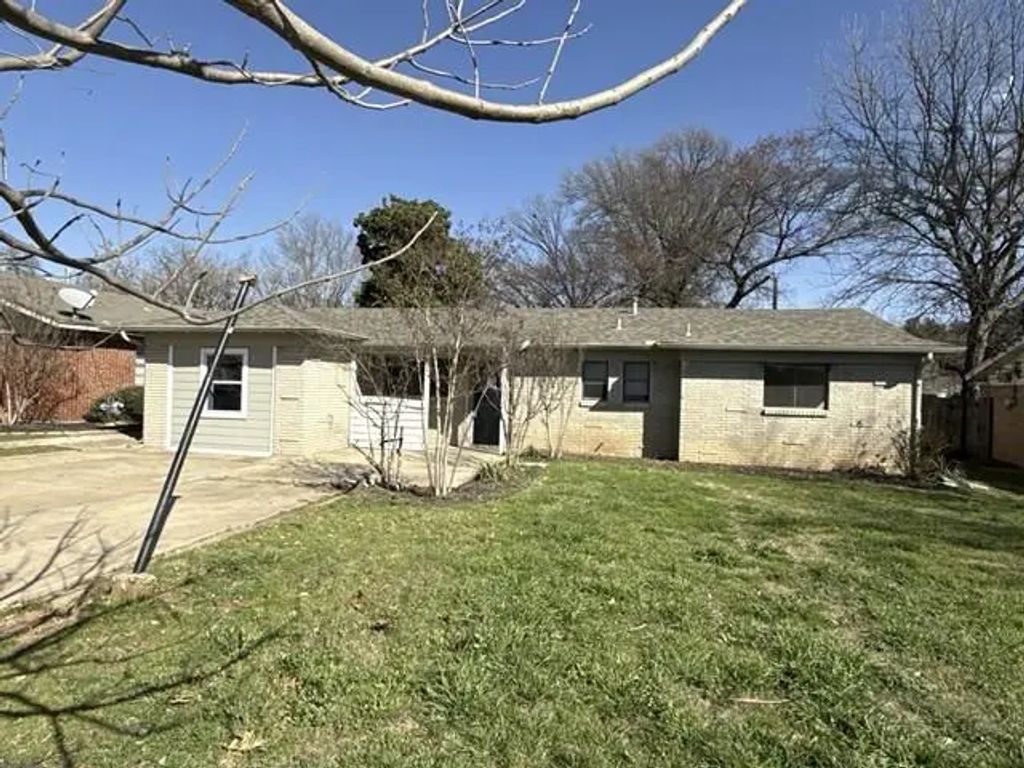 408 Simmons Drive, Hurst