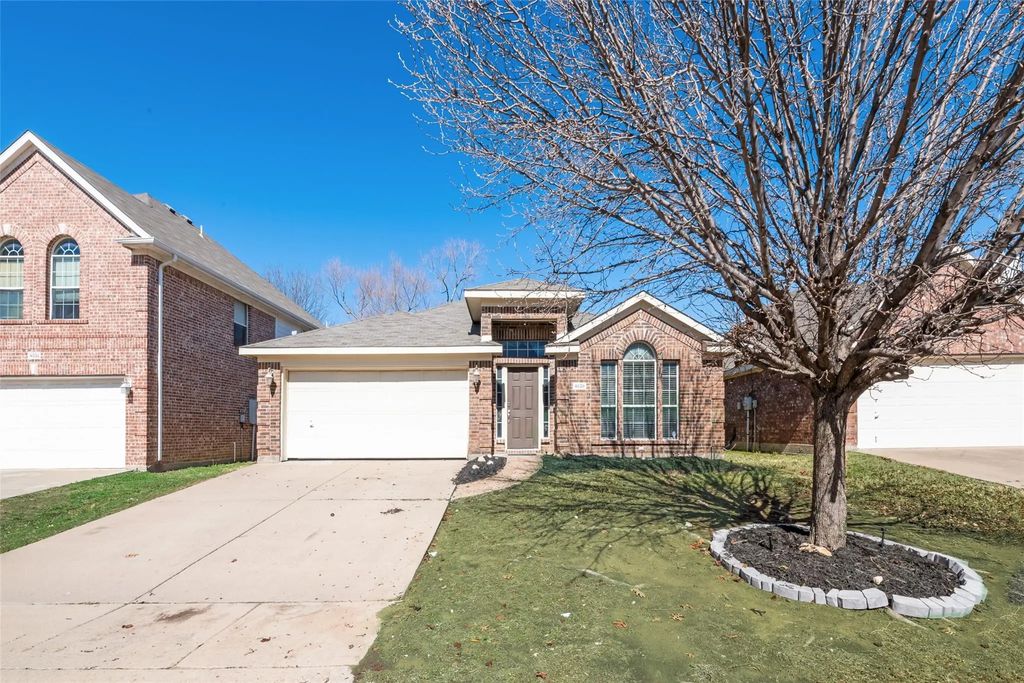 4828 Summer Oaks Lane, Fort Worth