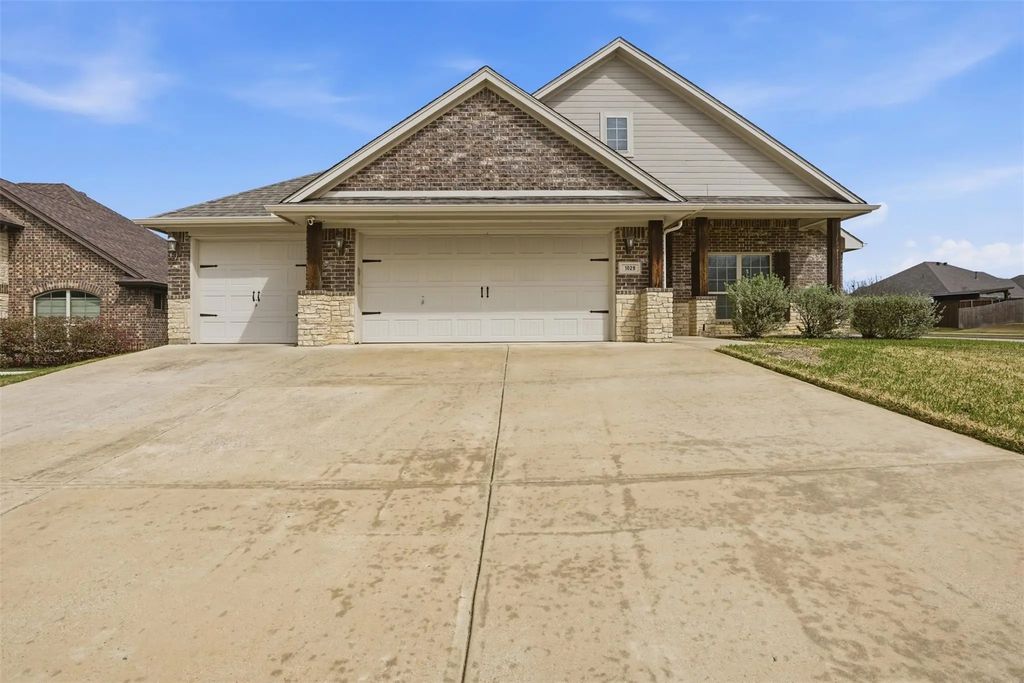 1029 Destrehan Court, Burleson
