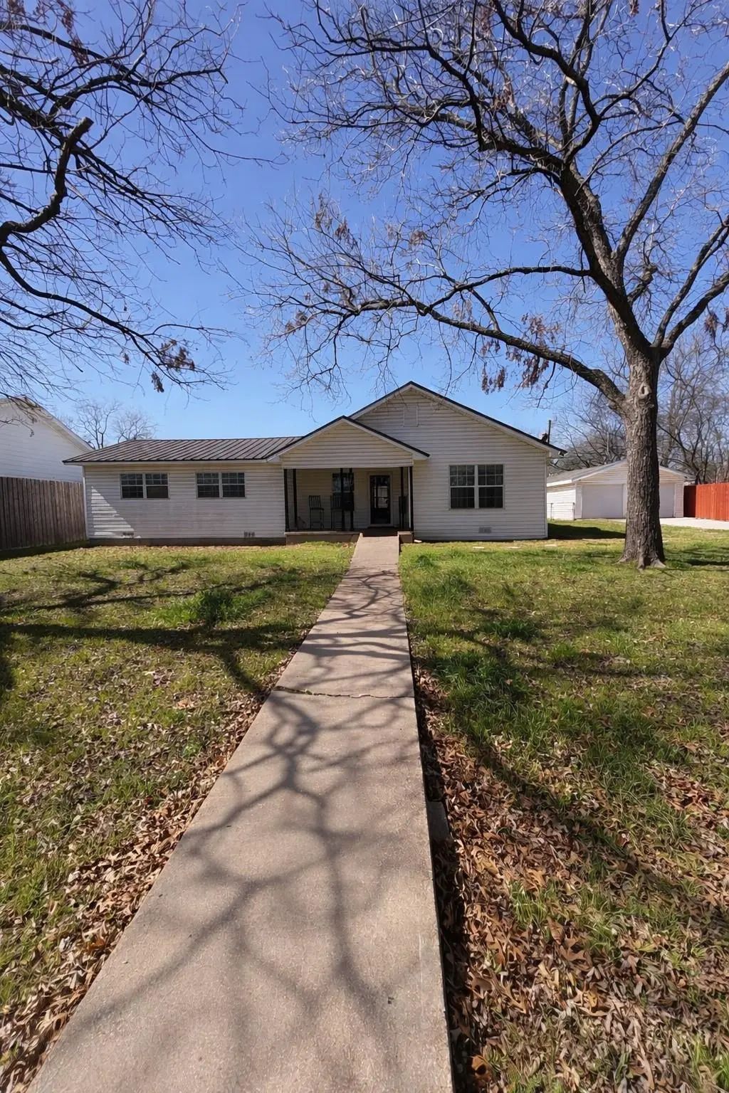 305 N Neches Street, Whitney