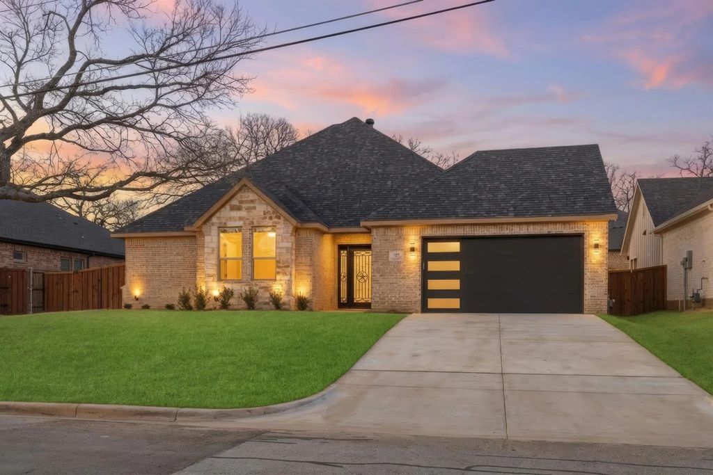707 Ross Trail, Arlington