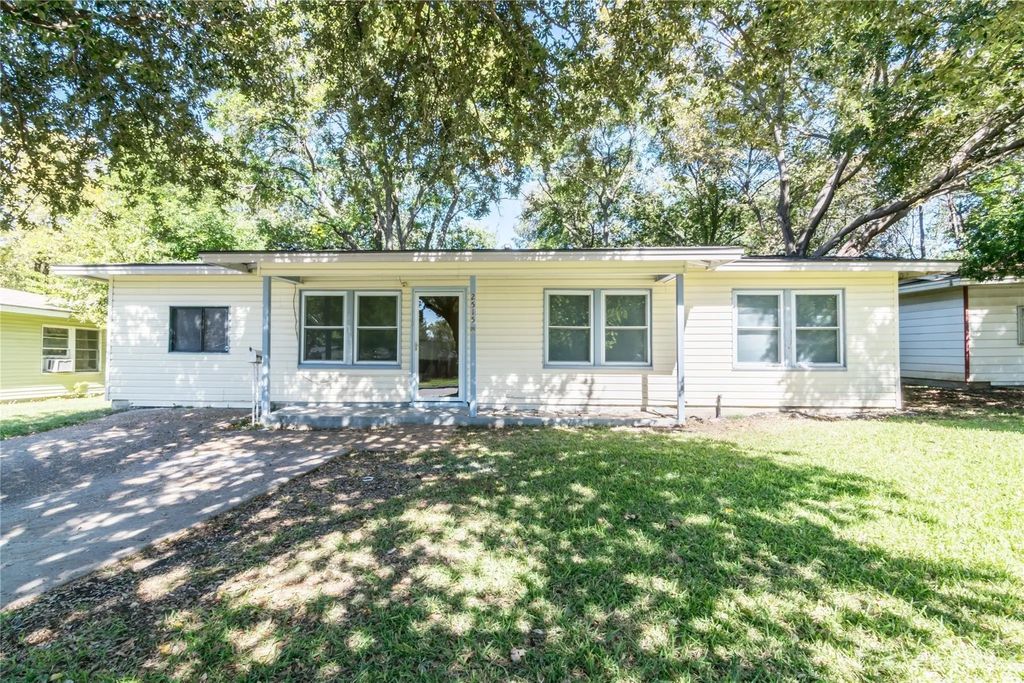 2515 Greenhurst Drive, Farmers Branch