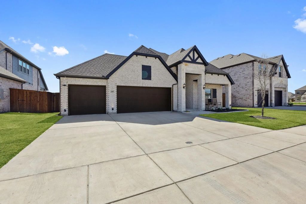 2107 Ozarks, Forney