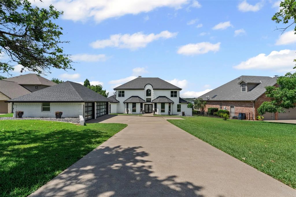 105 Lakeside Drive, Malakoff
