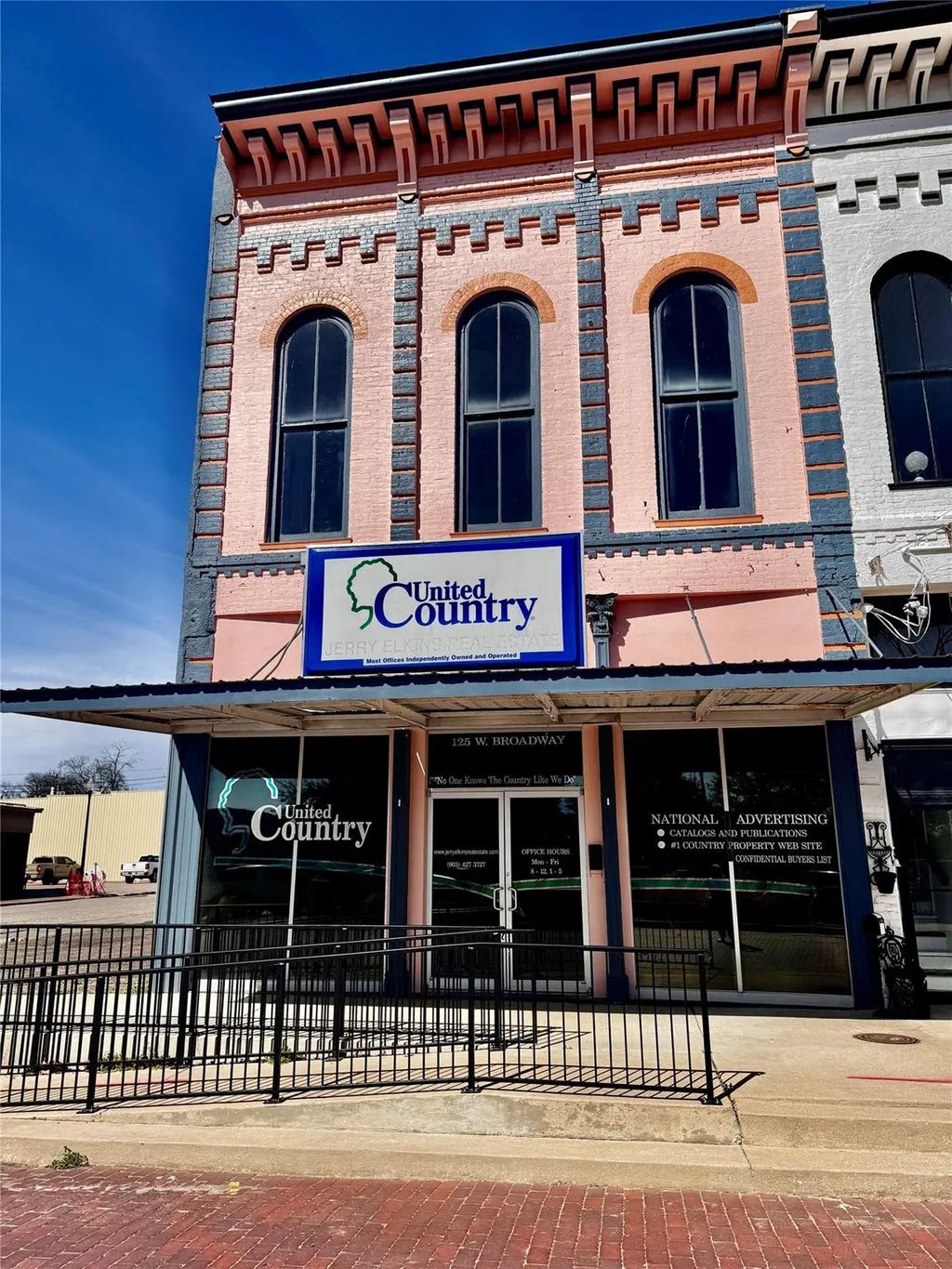 125 W Broadway Street, Clarksville