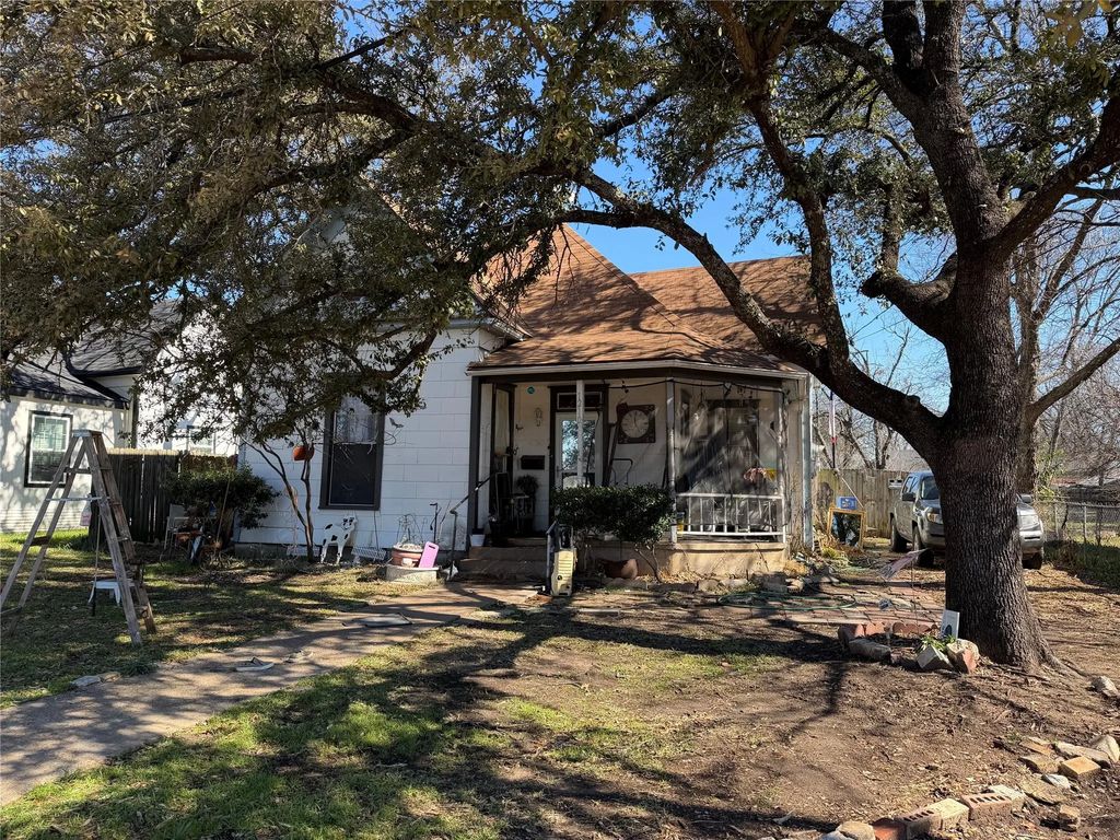 1210 N Robinson Street, Cleburne