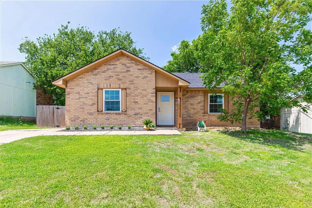 720 Sandstone Drive, Fort Worth