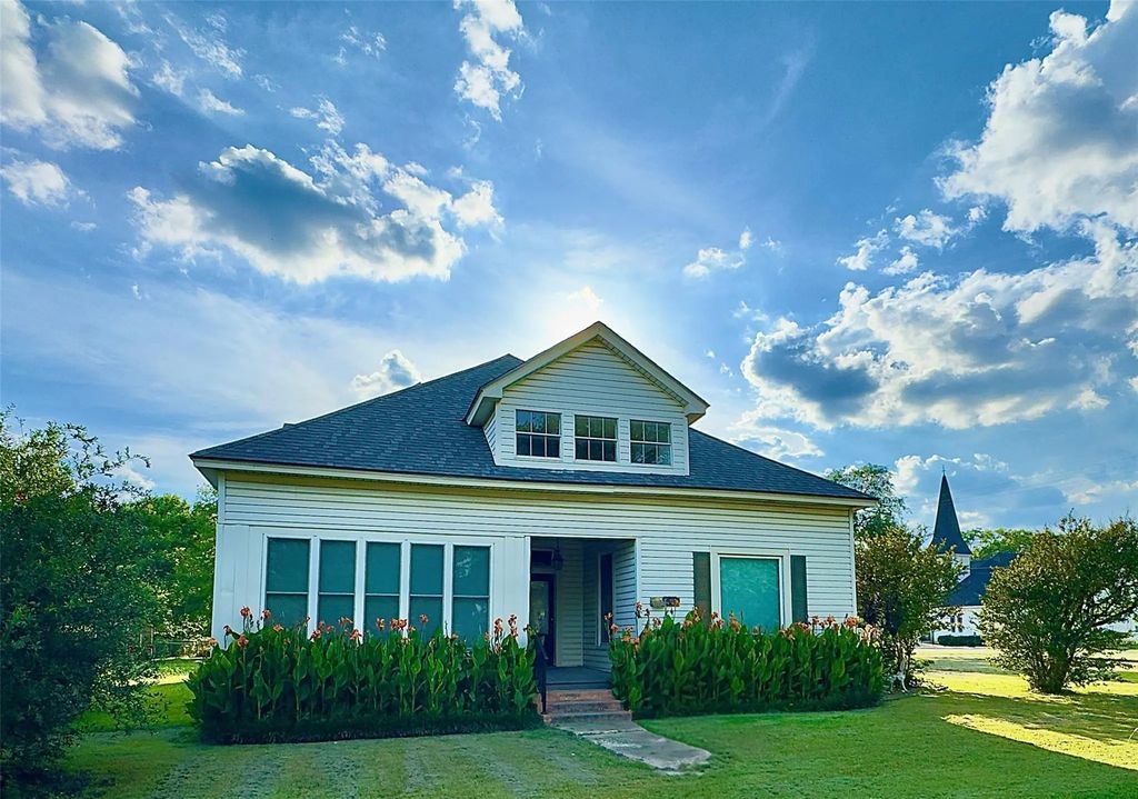 300 S Oak Street, Lorena