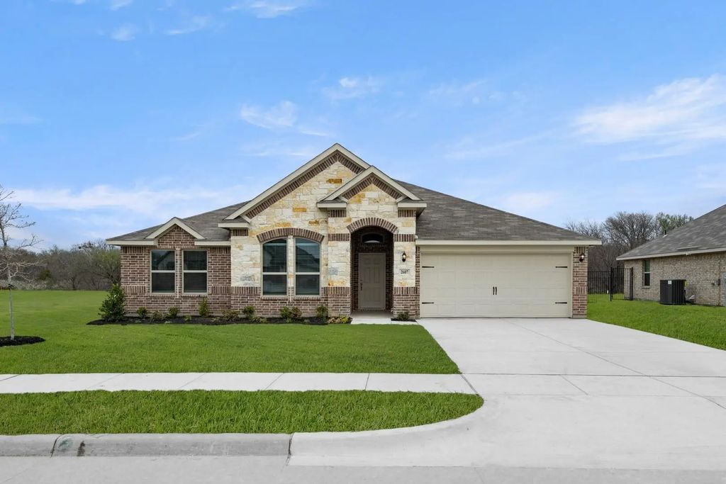 2607 Streamside Drive, Burleson