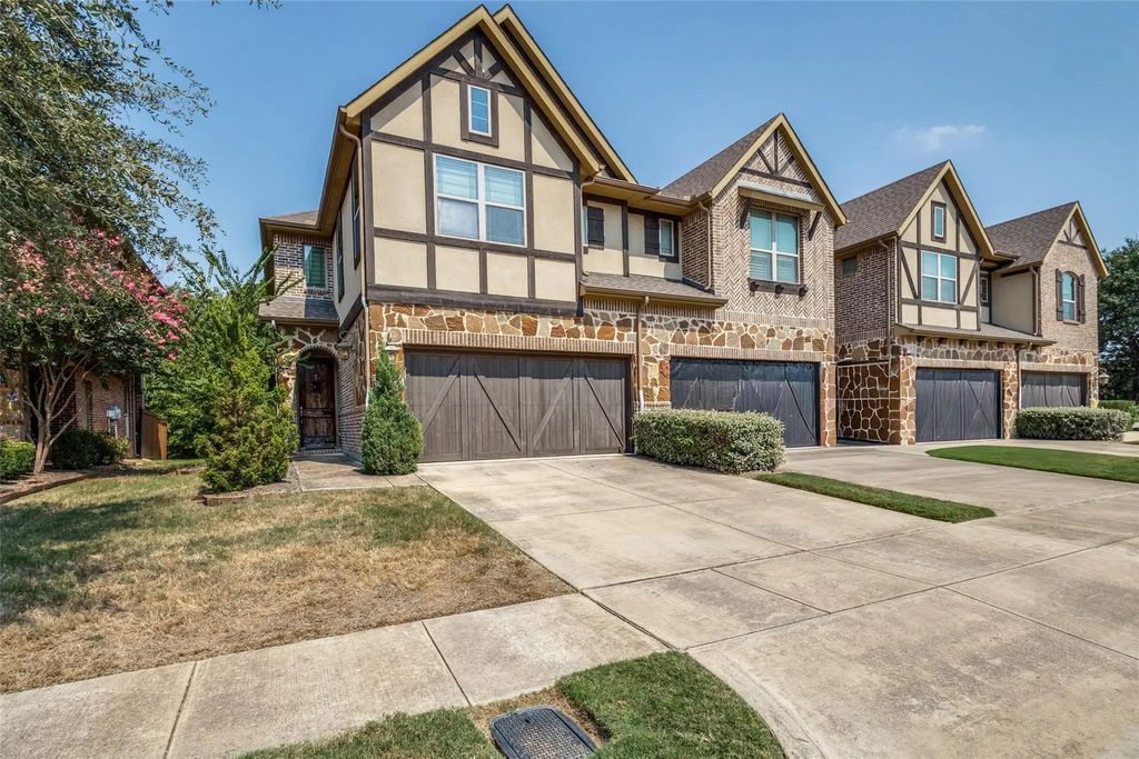 1011 Brook Hollow Drive, Euless