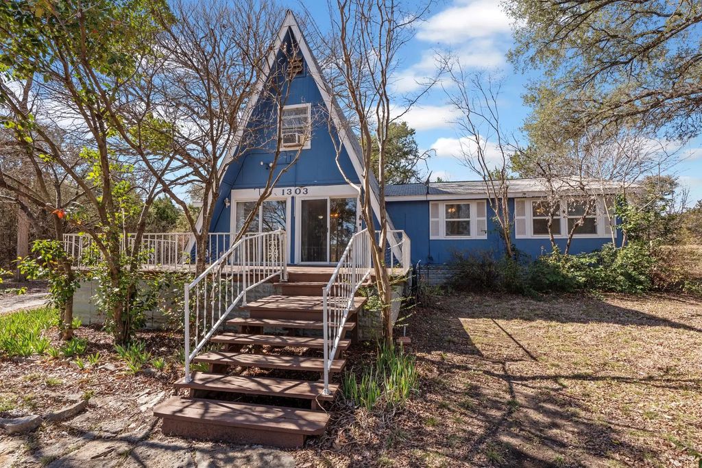 1303 W Seneca Court, Granbury