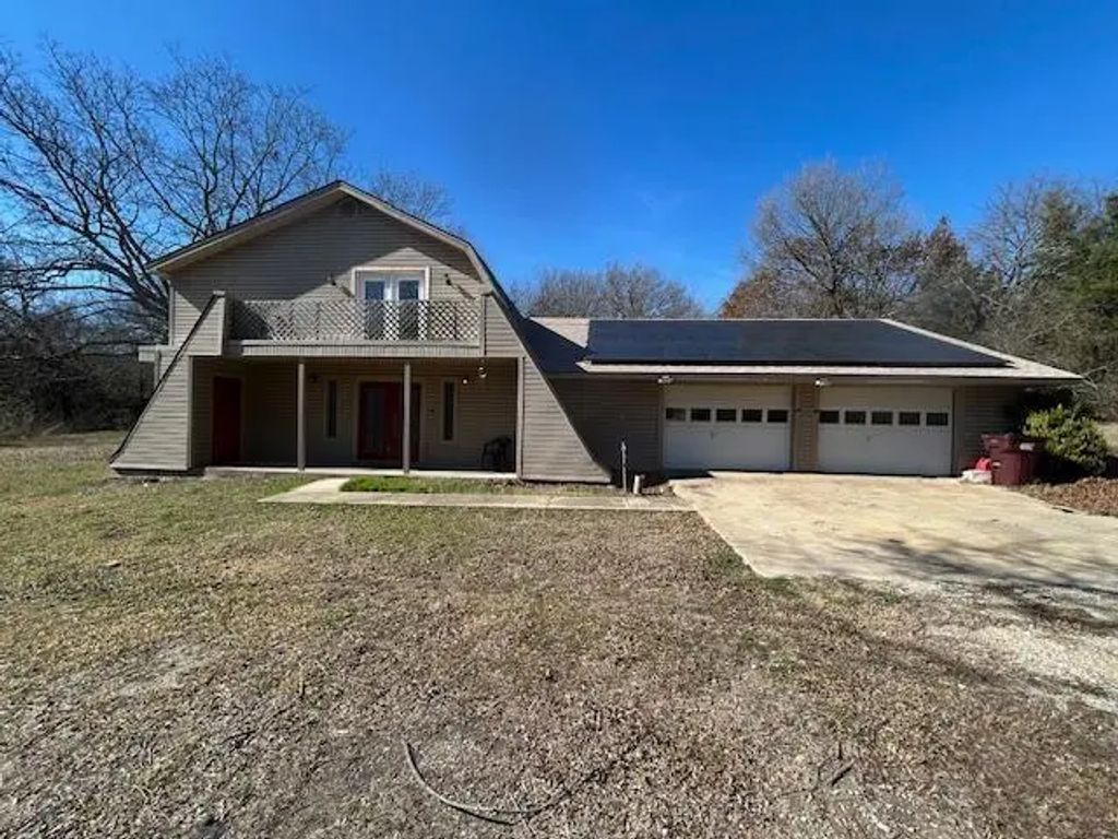 214 Whispering Oaks Street, Tom Bean