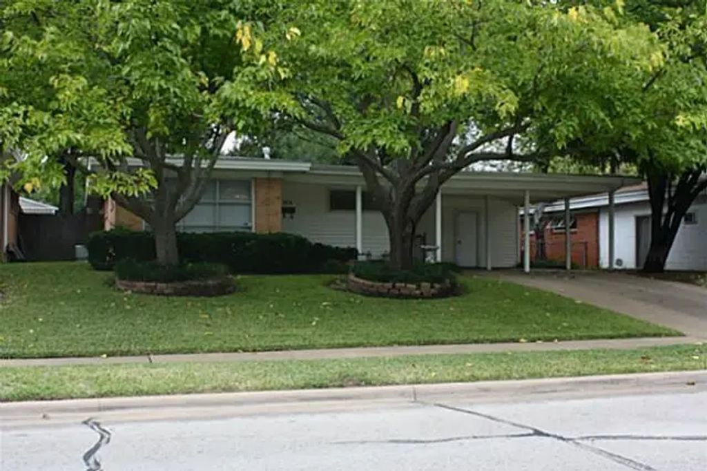 1815 John Smith Drive, Irving