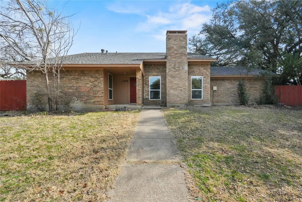 1934 Creek Wood Court, Irving