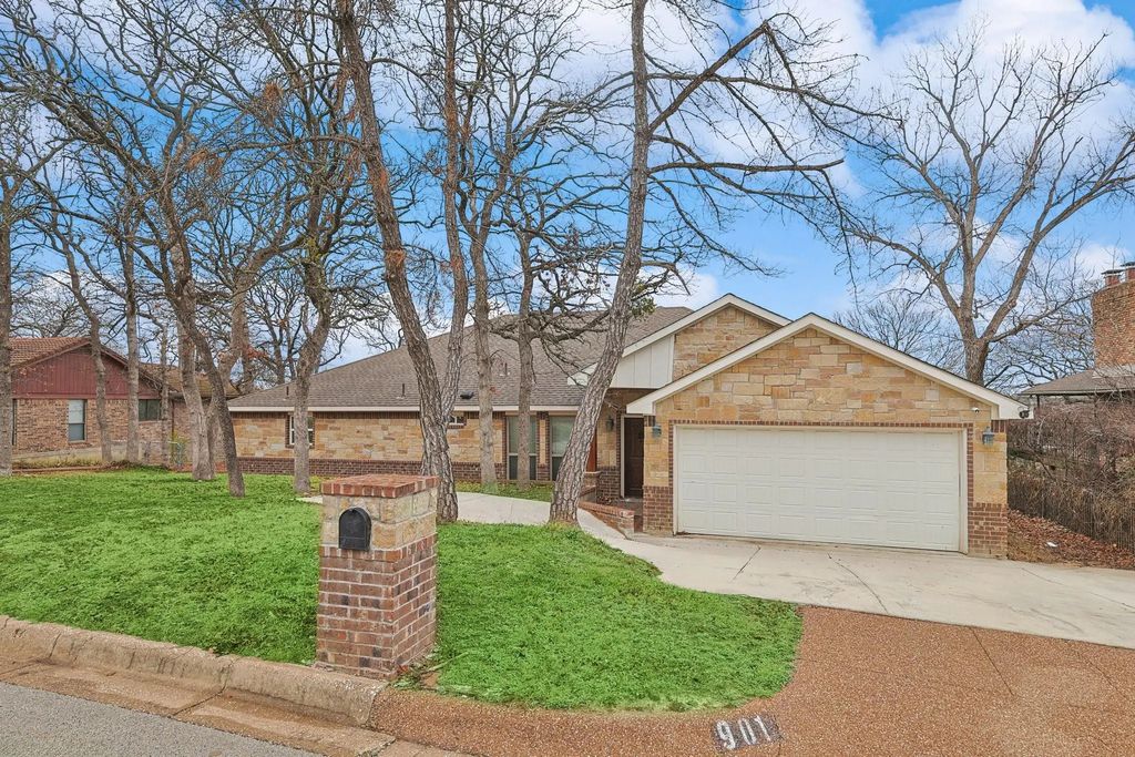 901 Highwoods Trail, Fort Worth