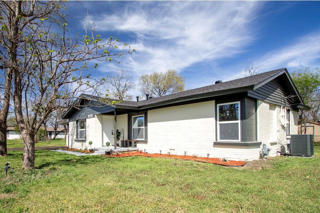 809 Stuckert Drive, Fort Worth