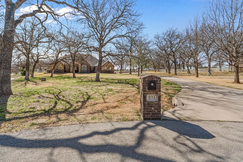 211 Pack Saddle Trail, Weatherford