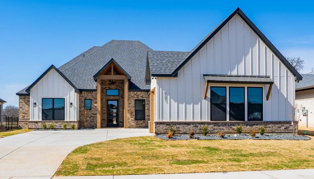 921 Bandon Dunes Drive, Fort Worth