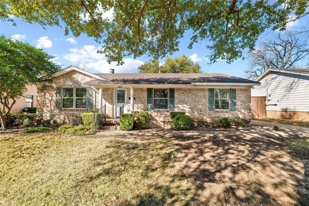 2927 Eric Lane, Farmers Branch