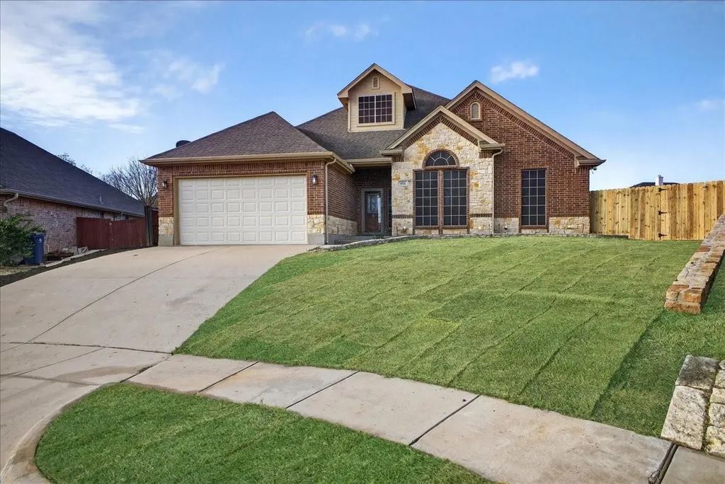 313 Nutmeg, Burleson