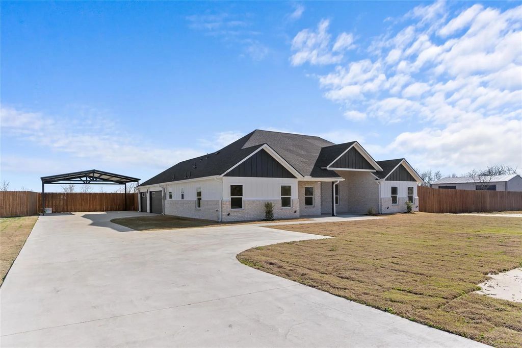 1121 County Road 4104, Greenville