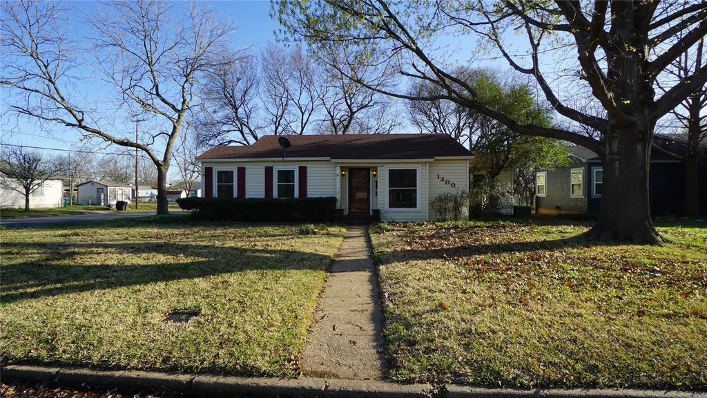 1300 W Day Street, Denison