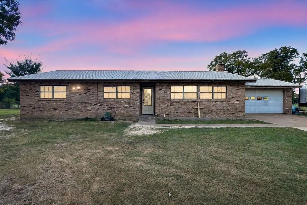 1124 County Road 2351, Mineola