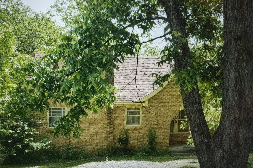 205 Bellevue Drive, Cleburne