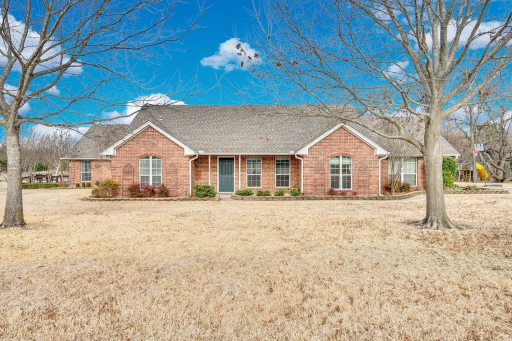211 Walker Court N, Waxahachie