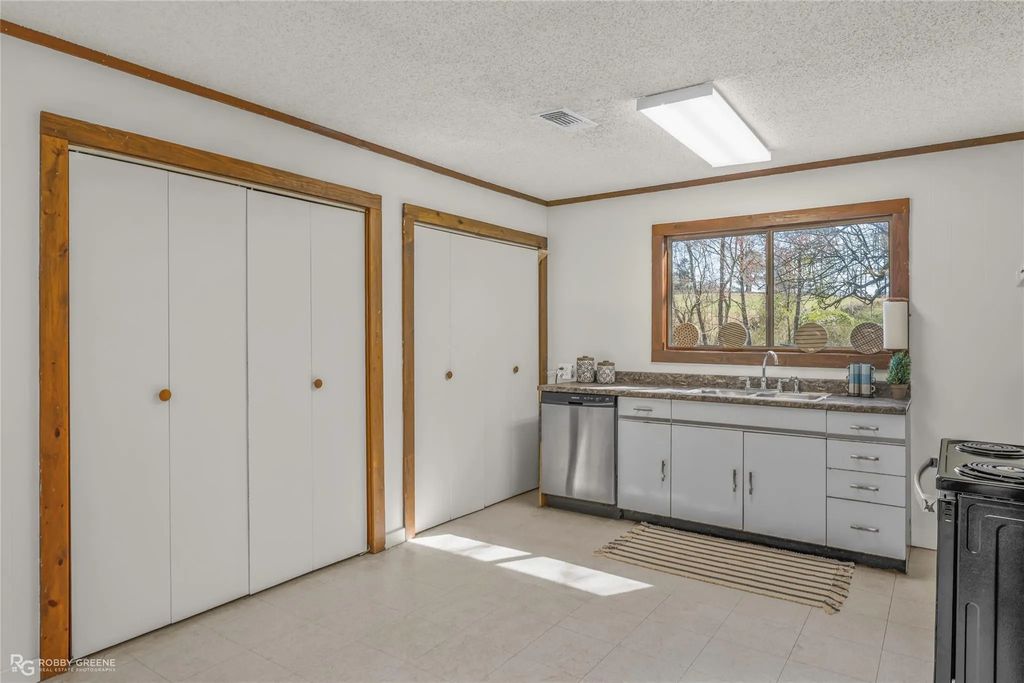 203 Thomas Road, Athens