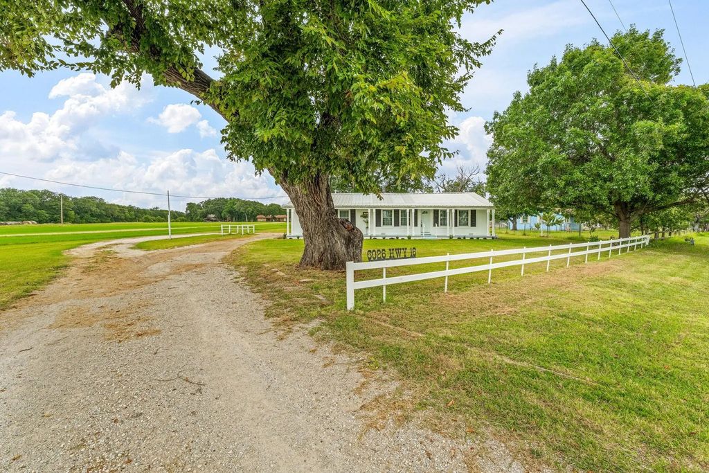 6026 Highway 16, De Leon