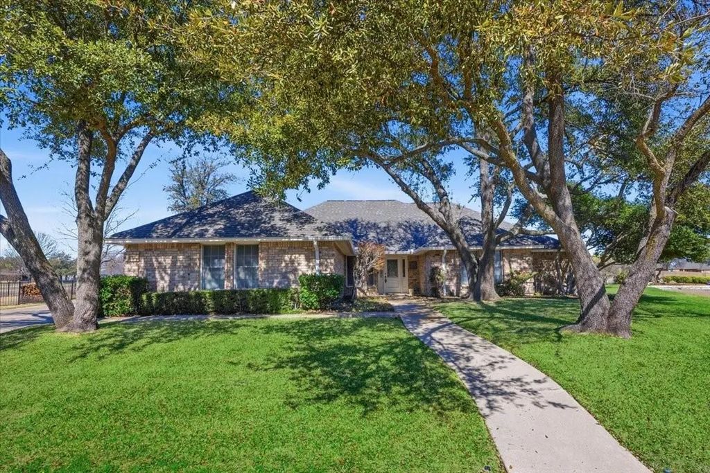 11617 Pine Creek Court, Fort Worth